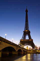 Obraz premium La tour Eiffel de Paris au lever du jour