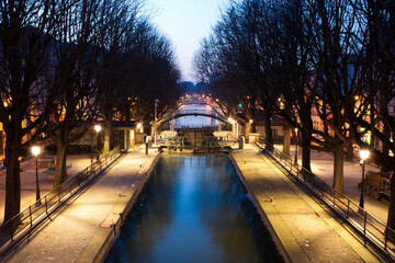 Le canal Saint-Martin de Paris reliant le bassin de la Villette au port de l'Arsenal