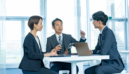 会議をする男女