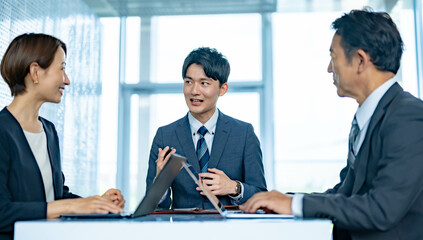 日本人男女3人の会議シーン