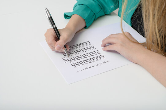 Studentka rozwiązuje test wielokrotnego wyboru, karta odpowiedzi ankieta 