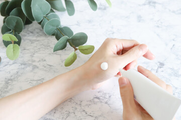 ハンドクリームを塗る手元　ハンドケア