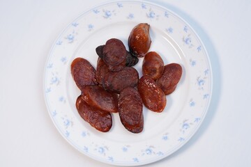 One of the foods that Thai people eat is thinly sliced ​​fried Chinese sausage.