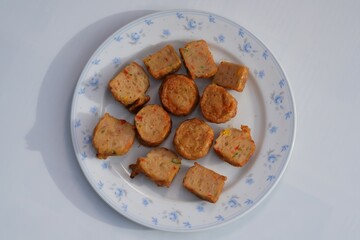 One of the foods that Thai people eat is crab rolls stuffed with fresh chili.