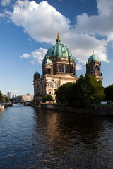 Obraz premium Berlin Cathedral by the Spree River Under a Sunny Sky in Berlin
