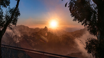 Paisajes de las islas canarias en la cumbre con atardecer y luces preciosas en un paraje natural de gran canaria con bruma