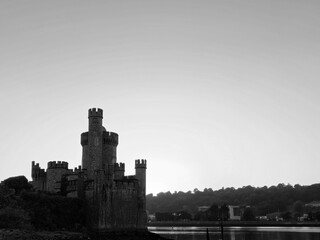Obraz premium Blackrock castle observatory silhouette in the rays of sunset sun black and white monochrome background