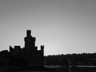 Obraz premium Blackrock castle observatory silhouette in the rays of sunset sun black and white monochrome background