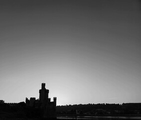 Obraz premium Blackrock castle observatory silhouette in the rays of sunset sun black and white monochrome background