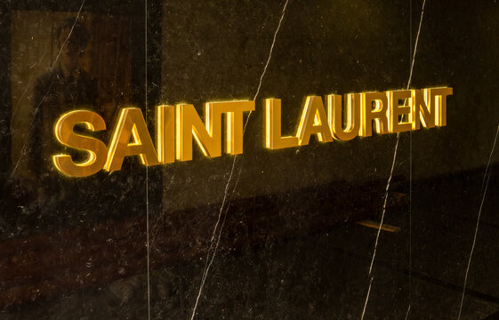 B&acirc;le, Suisse - 20 septembre 2024 : logo et enseigne de Saint Laurent ou YSL, une maison de cr&eacute;ation fran&ccedil;aise vendant des v&ecirc;tements, des bijoux et des chaussures