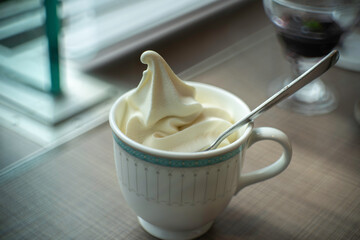 ソフトクリーム, アイスクリーム, アイス, デザート, 料理, スイーツ, 食べ物, 食事, フード, 和食, 夏, 冷たい, 食後, 甘い, おやつ, カフェ, クリーム, 生クリーム, おいしい, お店, 店, カップ, テーブル, スプーン, 飲み物, 食, 食品, 窓際, ミルク, 屋内, 牛乳, コピースペース
