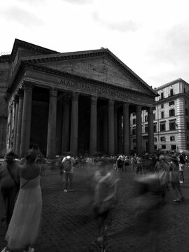 The Pantheon in Rome &ndash; An Iconic Landmark at Sunset(Black and White)