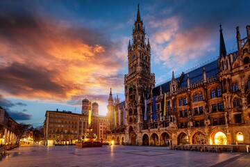Fototapeta premium Beautiful summer sunrise view of the Marienplatz square in Munich, Germany, featuring the new city hall and without people