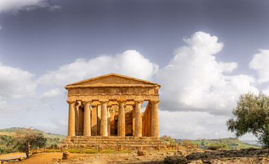 Obraz premium Ancient Ruins and Olive Groves of the Valley of the Temples