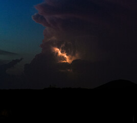 Rayos en las nubes durante una tormenta