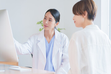 Obraz premium 患者を診察する医者