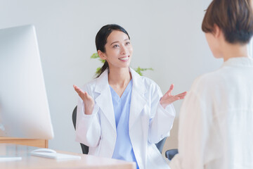 患者を診察する医者