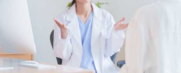 患者を診察する医者