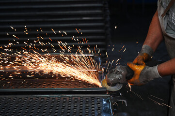 Grinding and smoothing metal surfaces with grinding