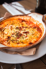 Delicious italian provolone baked with tomato sauce and oregano with slices of toast bread.