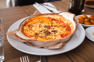 Delicious italian provolone baked with tomato sauce and oregano with slices of toast bread.