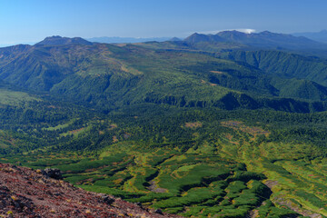 百名山旭岳登山　大雪山旭岳登山道からの紅葉の十勝岳方面の景色