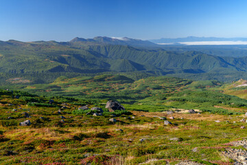 百名山旭岳登山　大雪山旭岳登山道からの紅葉の十勝岳方面の景色