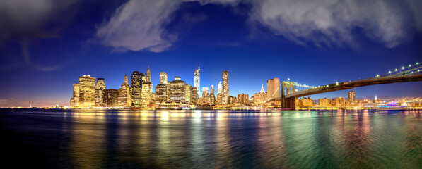 Fototapeta premium New York City night lights. Lower Manhattan and Brooklyn Bridge panorama from Brooklyn Bridge Park