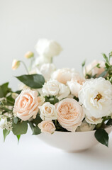 Obraz premium Beautiful bouquet of delicate pink garden roses in a round vase on the table