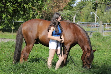 Mädchen mit Pferd in der Natur © Bittner KAUFBILD.de