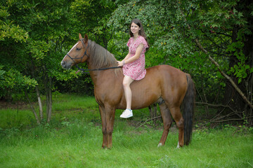Mädchen mit Pferd in der Natur