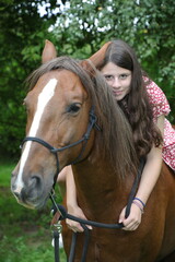 Obraz premium Mädchen mit Pferd in der Natur