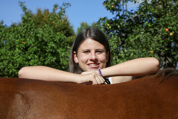 Mädchen mit Pferd in der Natur