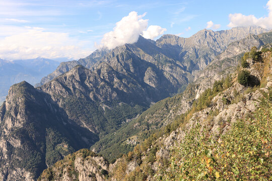 Wanderparadies Valchiavenna;  Blick vom Mot Piz &uuml;ber das Val Codera auf die Gruppe um den Monte Gruf (2936, rechts oben)
