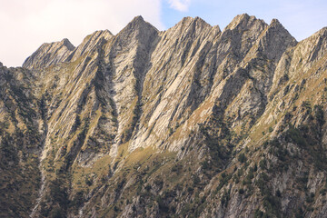 Majestätischer Kamm an Eingang in das Val Masino; Blick auf die Cima di Cavislone (2539)
