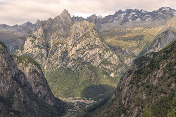 Panorama des Val Masino mit San Martino im Talgrund (920), Blick von Süden (Baite Tajada)