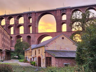 Obraz premium Die Göltzschtalbrücke, ein beeindruckendes Viadukt aus Ziegelsteinen, das sich majestätisch über das Tal der Göltzsch spannt. 