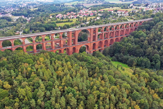 Luftbild der G&ouml;ltzschtalbr&uuml;cke, ein beeindruckendes Viadukt aus Ziegelsteinen, das sich majest&auml;tisch &uuml;ber das Tal der G&ouml;ltzsch spannt. 