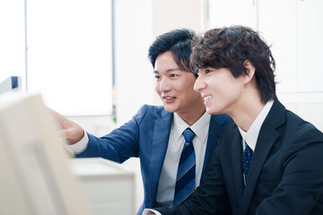 オフィスで議論をする2人の男性ビジネスマン