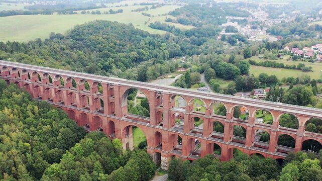 Luftaufnahme der G&ouml;ltzschtalbr&uuml;cke, ein beeindruckendes Viadukt aus Ziegelsteinen, das sich majest&auml;tisch &uuml;ber das Tal der G&ouml;ltzsch spannt.