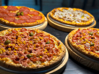 pizzas em cima da mesa