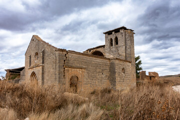 Obraz premium Church of San Miguel Arcángel in the abandoned town of Tabanera. 13th-16th centuries. Castrojeriz, Burgos, Spain.