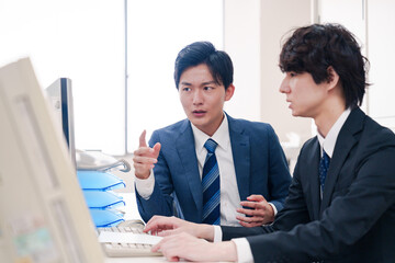 オフィスで議論をする男性ビジネスマン