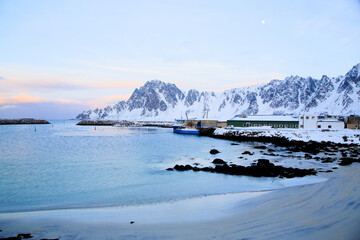 Spiaggia e villaggio di Bleik in inverno (febbraio). Isole Vesteralen, Andoya, Norvegia