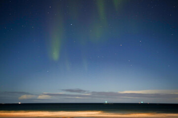 Aurora boreale a febbraio, sopra la spiaggia di Bleik, isole Vesteralen. Norvegia