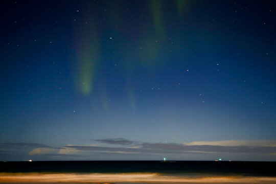 Aurora boreale a febbraio, sopra la spiaggia di Bleik, isole Vesteralen. Norvegia
