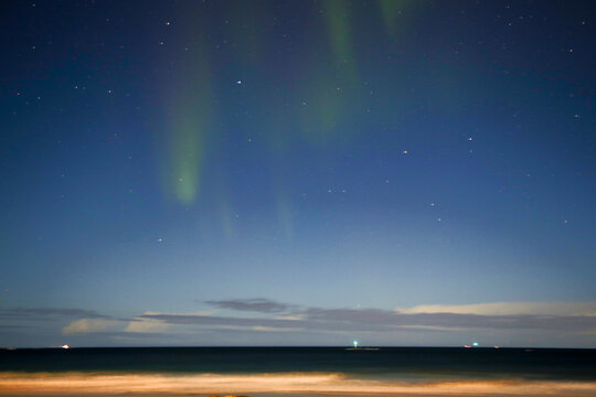 Aurora boreale a febbraio, sopra la spiaggia di Bleik, isole Vesteralen. Norvegia