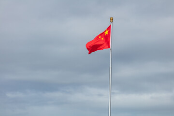 The five-star red flag of the Chinese flag is flying over Tiananmen Square
