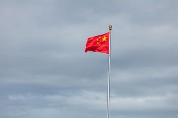 The five-star red flag of the Chinese flag is flying over Tiananmen Square
