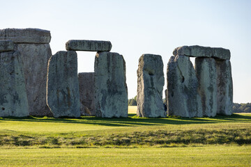 Monumento di Stonehenge durante un pomeriggio soleggiato in Inghilterra